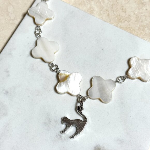 White Mother of Pearl Clover Beaded Short Necklace + Cute Slim Cat Pendant - Picture 6 of 13